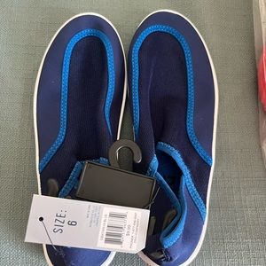 Water shoes NWT youth size 6